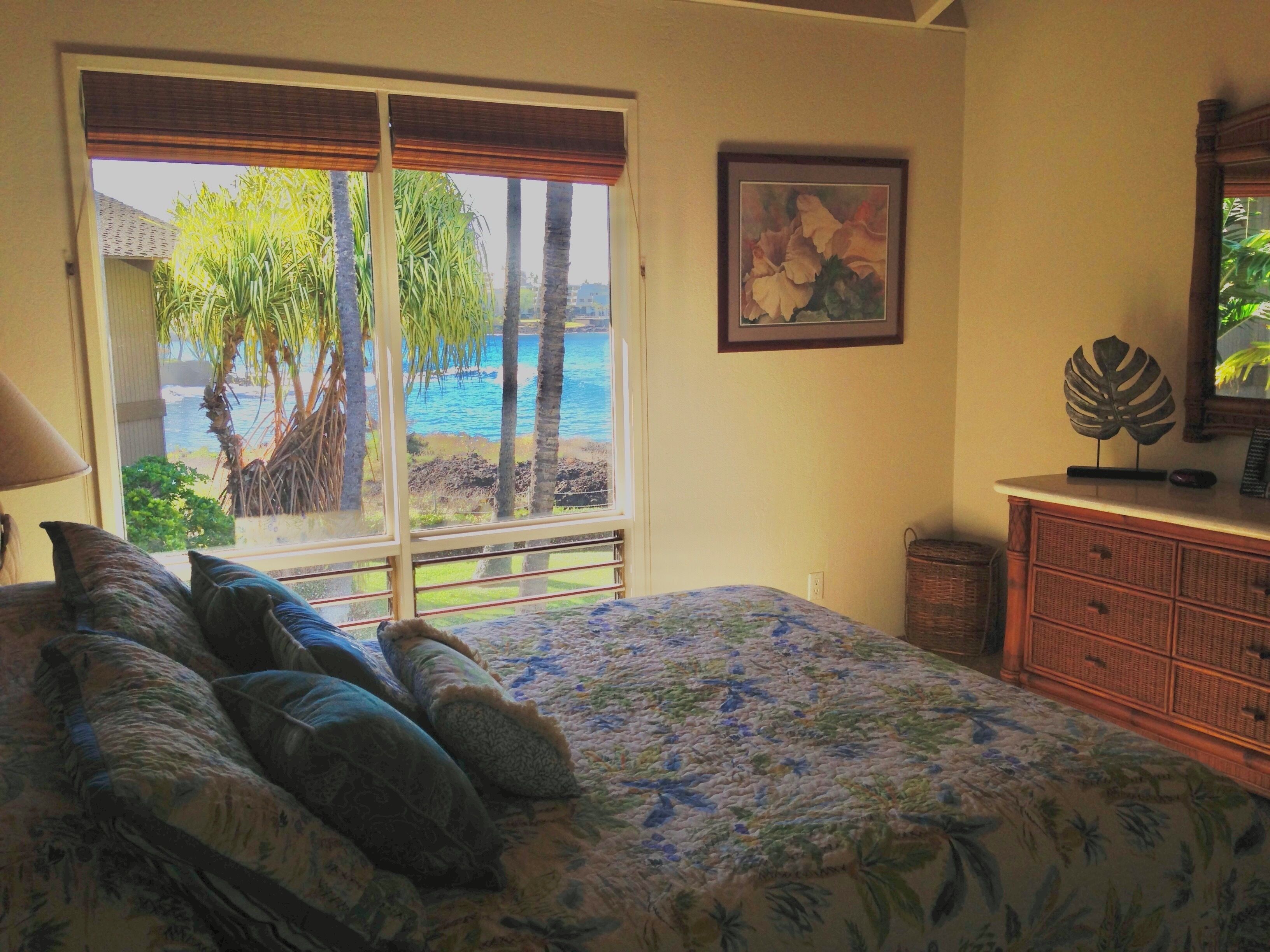 Beautiful oceanfront 3 bedroom 3 bath condo in Kanaloa at Kona.A/C included.