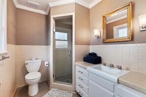 A bathroom with a toilet, shower, and sink. - Mid-Century Modern House, Boise Central Rim, Walk/Bike Downtown & Parks (Boise)