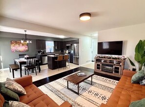 Smart TV, fireplace, books - Walk to Convention Centre, Restaurants, Falls! 3BR (Niagara Falls)