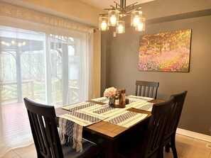 Dining - Walk to Convention Centre, Restaurants, Falls! 3BR (Niagara Falls)