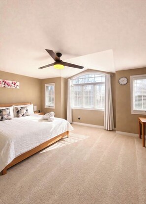 3 bedrooms, desk, iron/ironing board, travel cot - Walk to Convention Centre, Restaurants, Falls! 3BR (Niagara Falls)