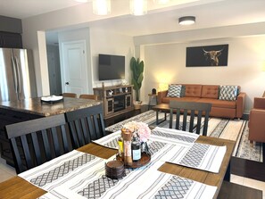 Smart TV, fireplace, books - Walk to Convention Centre, Restaurants, Falls! 3BR (Niagara Falls)