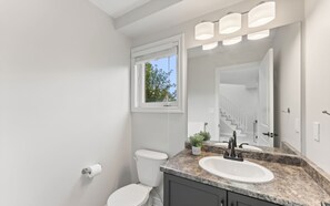 Hair dryer, towels, soap, shampoo - Walk to Convention Centre, Restaurants, Falls! 3BR (Niagara Falls)