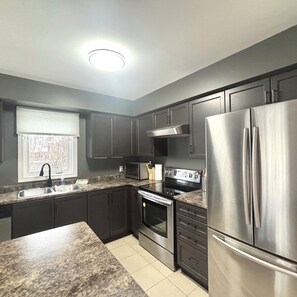 Fridge, microwave, oven, stovetop - Walk to Convention Centre, Restaurants, Falls! 3BR (Niagara Falls)