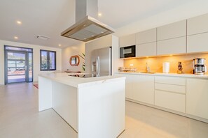 Mikrowelle, Ofen, Herdplatte, Geschirrspüler