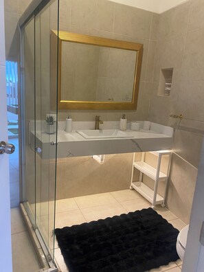 Dusche, Handtücher, Seife, Toilettenpapier
