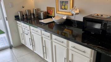 KylskÄp, mikrovÄgsugn, spishÀll och kaffe- och tebryggare