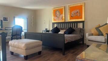 Una Smart TV, una pantalla de ordenador, una impresora