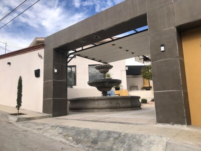 Charming 1 BR home w/private yard-walk to downtown