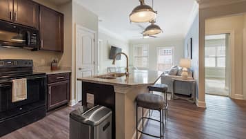 Apartment (2 Bedrooms) | Private kitchen | Fridge, microwave, oven, stovetop