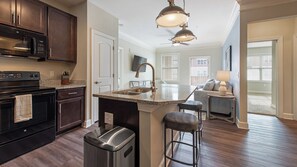 Huoneisto (2 Bedrooms) | Yksityinen keittiö | Jääkaappi, mikroaaltouuni, uuni, liesi