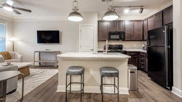 Apartment (1 Bedroom) | Private kitchen | Fridge, microwave, oven, stovetop