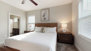アパートメント (3 Bedrooms) | 1 室のベッドルーム、客室ごとに異なる装飾、客室ごとに異なるインテリア、デスク