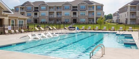 Sesongbasert utendørsbasseng og solsenger