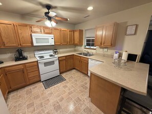 Jääkaappi, mikroaaltouuni, uuni, liesi