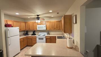 Een koelkast, een microgolfoven, een oven, een kookplaat