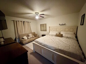 3 makuuhuonetta, tallelokero huoneessa, työpöytä, silitysrauta/-lauta