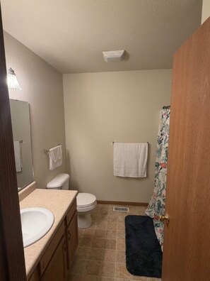 Haartrockner, Handtücher, Seife, Shampoo