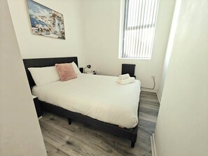 1 bedroom, iron/ironing board, WiFi, bed sheets - Premium 1BR Executive Stay | Fast Wi-Fi & Cozy Bed (Bury)