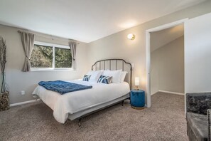 4 bedrooms, iron/ironing board, WiFi, bed sheets - Deer Haven (Avon)