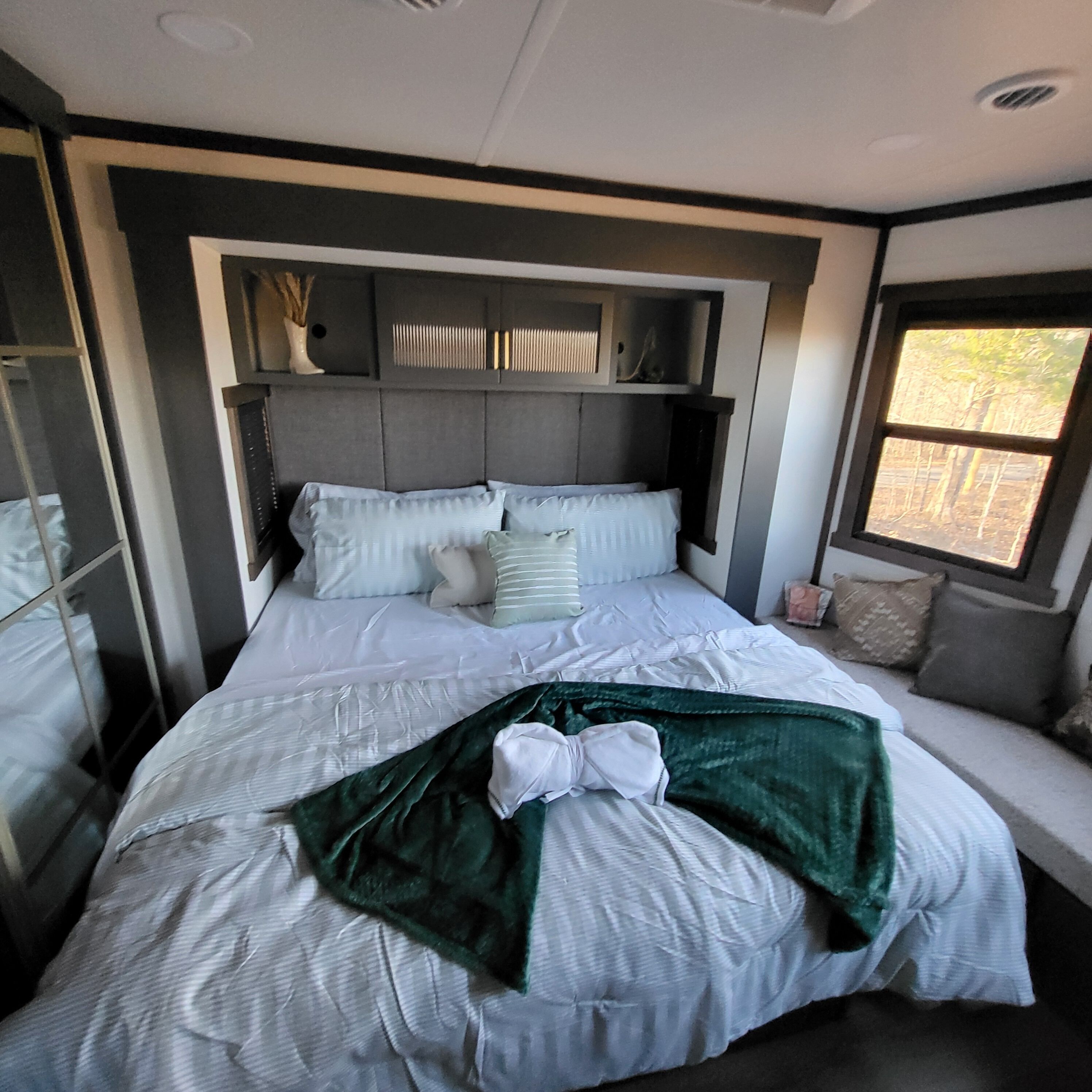 3 bedrooms, internet, bed sheets