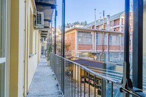 Property grounds - GuestHost - In Turin, on Corso Moncalieri, in the elegant Borgo Crimea district, this cozy 35 sqm studio apartment is perfect for 2 guests. Bright and well-organized, it features a spacious terrace, ideal for relaxing outdoors. The area is quiet and refi (Torino)