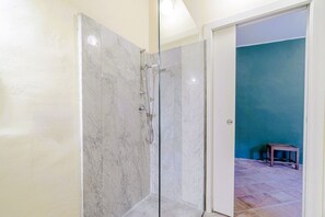 Douche, bidet, serviettes fournies