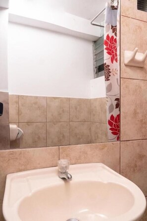 Comfort Triple Room, Balcony, Courtyard View | Bathroom