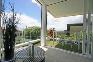Interior - Shoreline Vista - New Plymouth Holiday Home (New Plymouth)