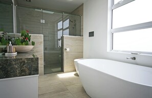 Shower, hair dryer - Shoreline Vista - New Plymouth Holiday Home (New Plymouth)