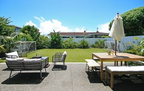 Outdoor dining - Shoreline Vista - New Plymouth Holiday Home (New Plymouth)