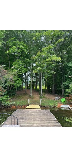 Charming 2-bedroom lakehouse with HVAC in cozy Roxboro