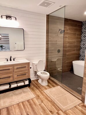 Sèche-cheveux, bidet, serviettes fournies, savon