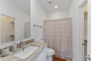 Hair dryer, towels, soap, toilet paper - 3-bedroom house in serene Houston w/garage near NRG Stadium (Houston)