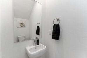 Hair dryer, towels, soap, toilet paper - 3-bedroom house in serene Houston w/garage near NRG Stadium (Houston)
