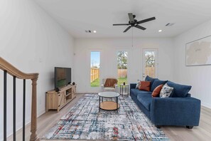 Living area - 3-bedroom house in serene Houston w/garage near NRG Stadium (Houston)