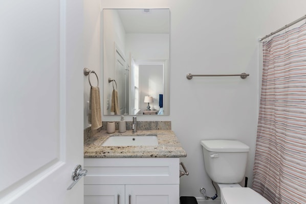 Hair dryer, towels, soap, toilet paper - 3-bedroom house in serene Houston w/garage near NRG Stadium (Houston)