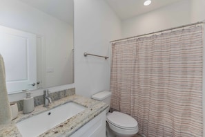 Hair dryer, towels, soap, toilet paper - 3-bedroom house in serene Houston w/garage near NRG Stadium (Houston)