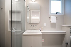 Huoneisto | Kylpyhuone | Suihku, ilmaiset hygieniatuotteet, hiustenkuivaaja, pyyhkeet