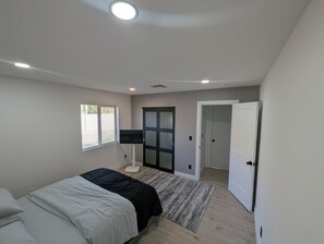 4 chambres, bureau, Wi-Fi, literie fournie