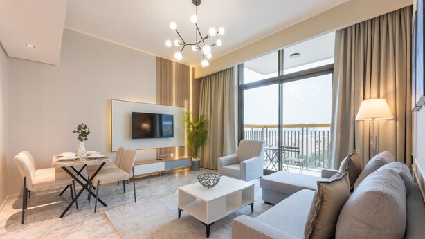 En moderne stue med et fladskærms-tv, et spisebord med stole, en sofa og en balkon med gardiner.