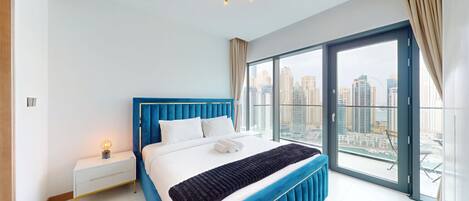 Tabla de planchar con plancha, wifi y ropa de cama