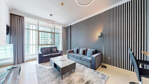 TV - Cozy 1 Bed l Partial Sea View l Prime Location (Dubai Marina)