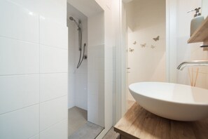 Shower - Charming studio of 40 square meters can accommodate up to 4 people, located on the ground floor (2 steps to access) of a refined building recently renovated. The property is located in a quiet area in the medieval heart of Siena in the limited traffic zo (Siena)