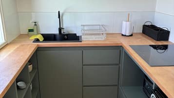 Apartment, 1 Doppelbett und Schlafsofa, Balkon, Buchtblick | Eigene Küche