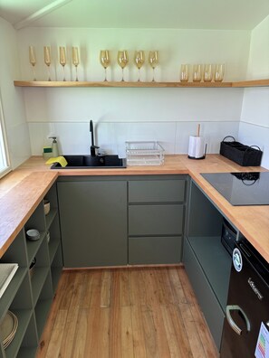 Departamento, 1 cama matrimonial y sofá cama, balcón, vista a la bahía | Cocina privada