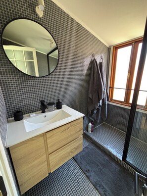 Departamento, 1 cama matrimonial y sofá cama, balcón, vista a la bahía | Baño