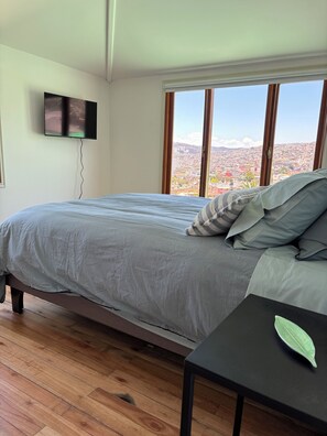 Departamento, 1 cama matrimonial y sofá cama, balcón, vista a la bahía | Cortinas blackout, tabla de planchar con plancha y wifi gratis 