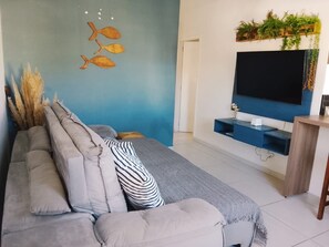 Casa Premium, acceso a la alberca, vista a la alberca | Área de sala de estar | Smart TV de 43 pulgadas con canales digitales y Netflix 