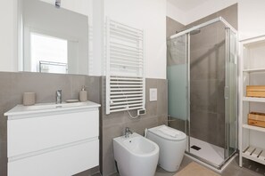 Shower, bidet - GuestHost - Udine M2 - Bright and cozy studio (Milano)
